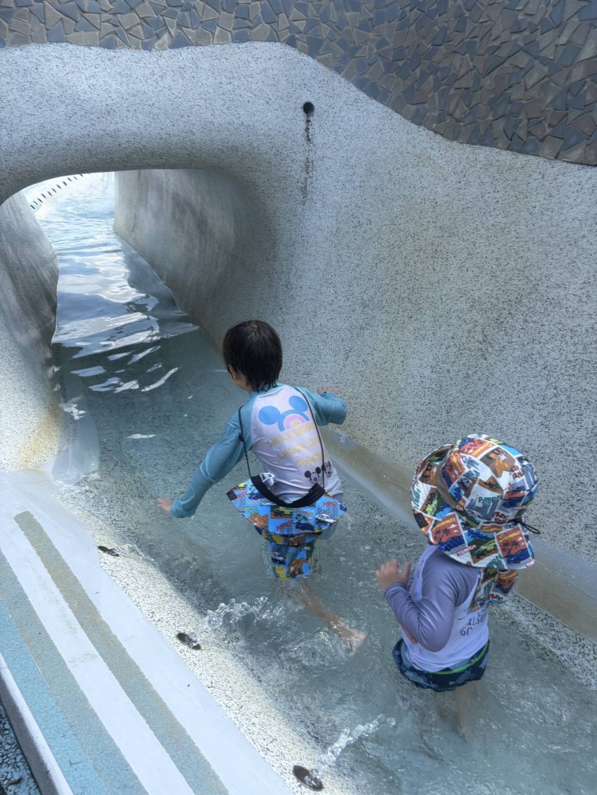 西猪名公園ウォーターランドで遊ぶ子ども