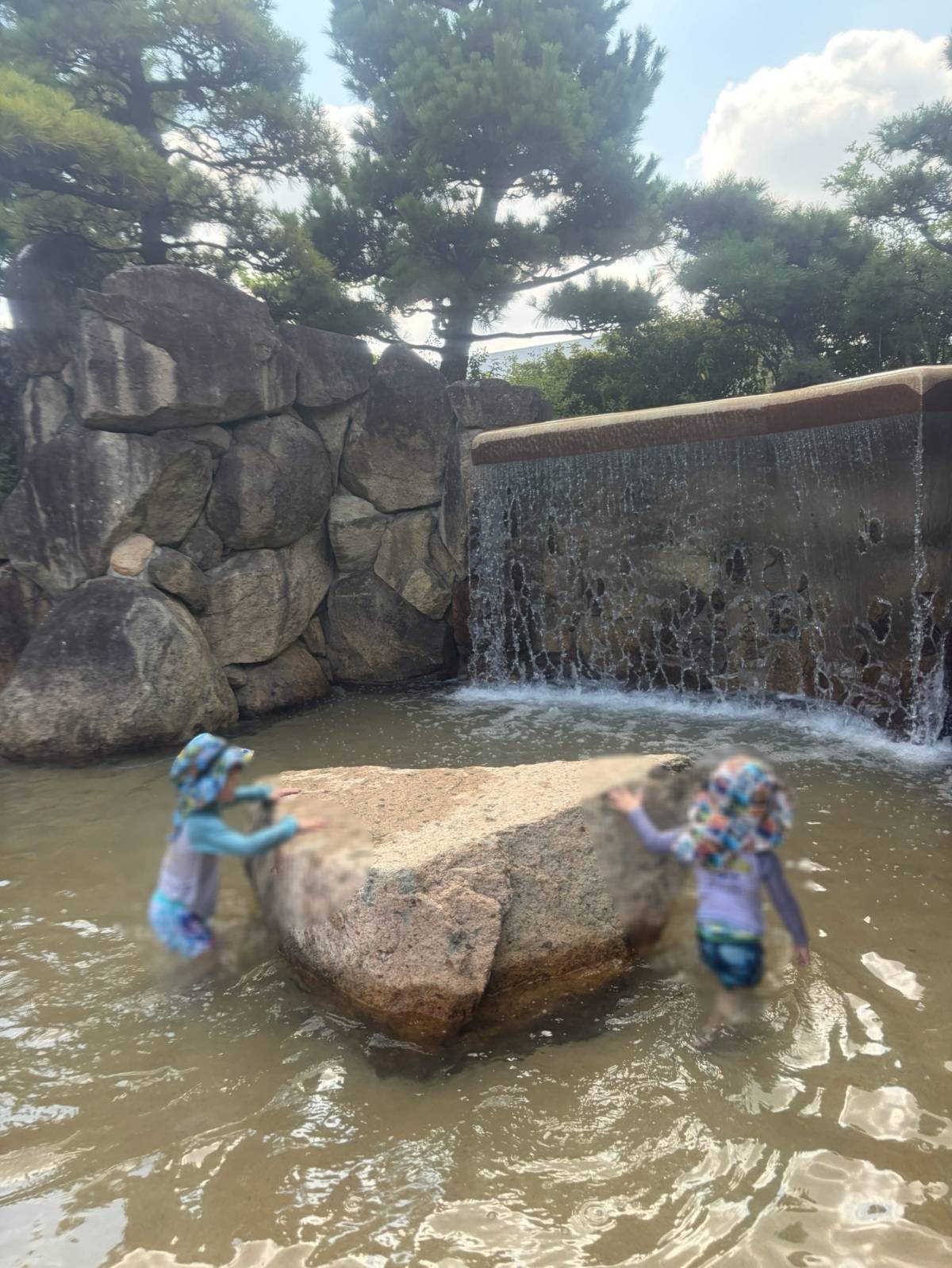 西猪名公園ウォーターランドで遊ぶ子ども