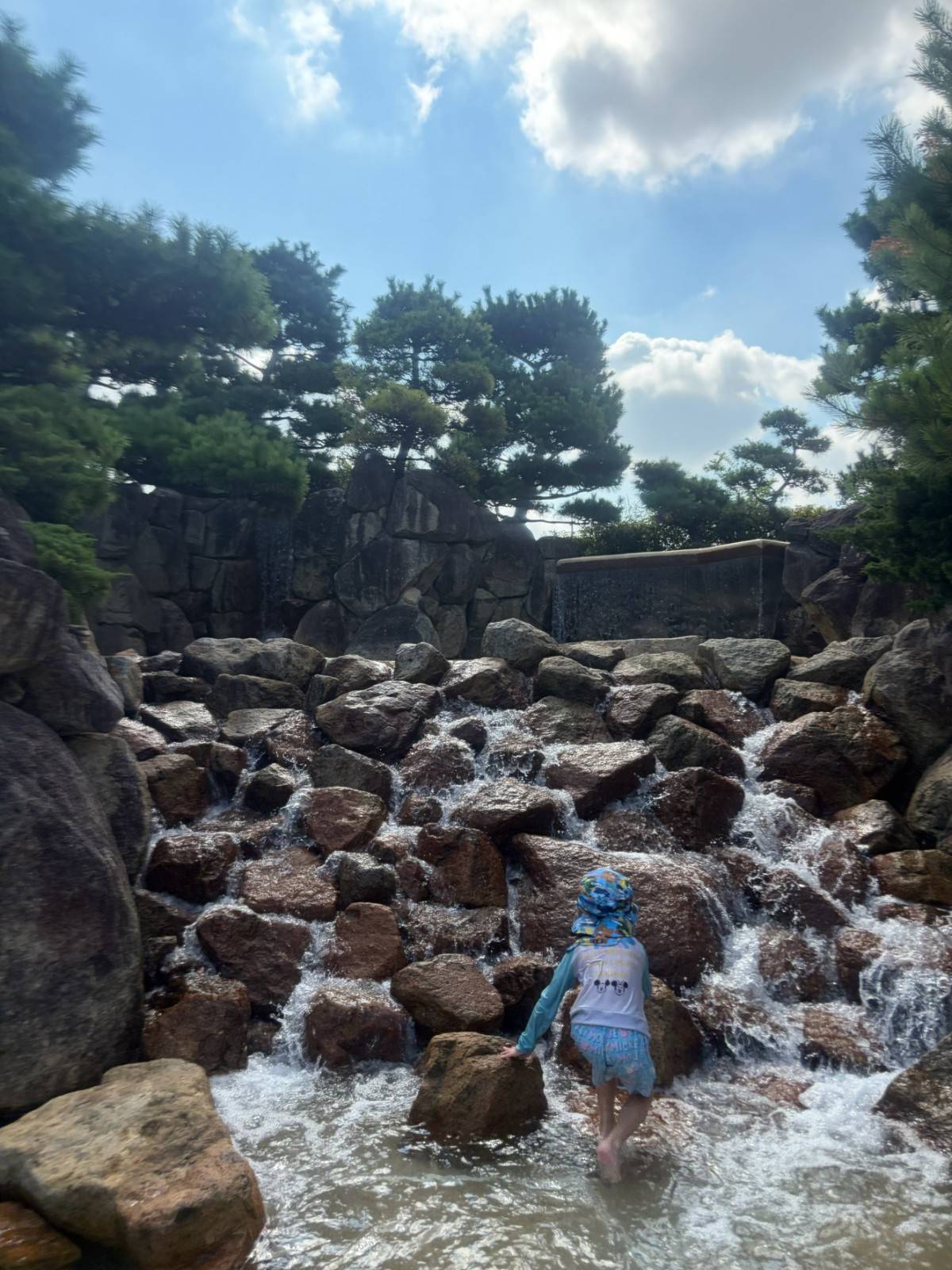 西猪名公園ウォーターランドで遊ぶ子ども