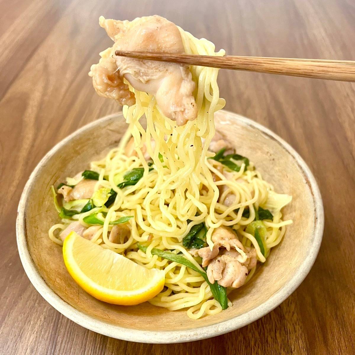 マルちゃん公式の「レモン風味のチキン焼そば」のレシピ