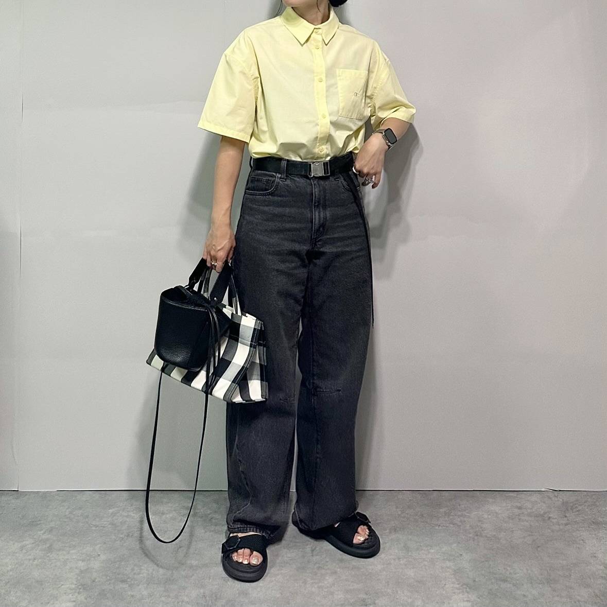 カラーシャツ×デニムパンツ