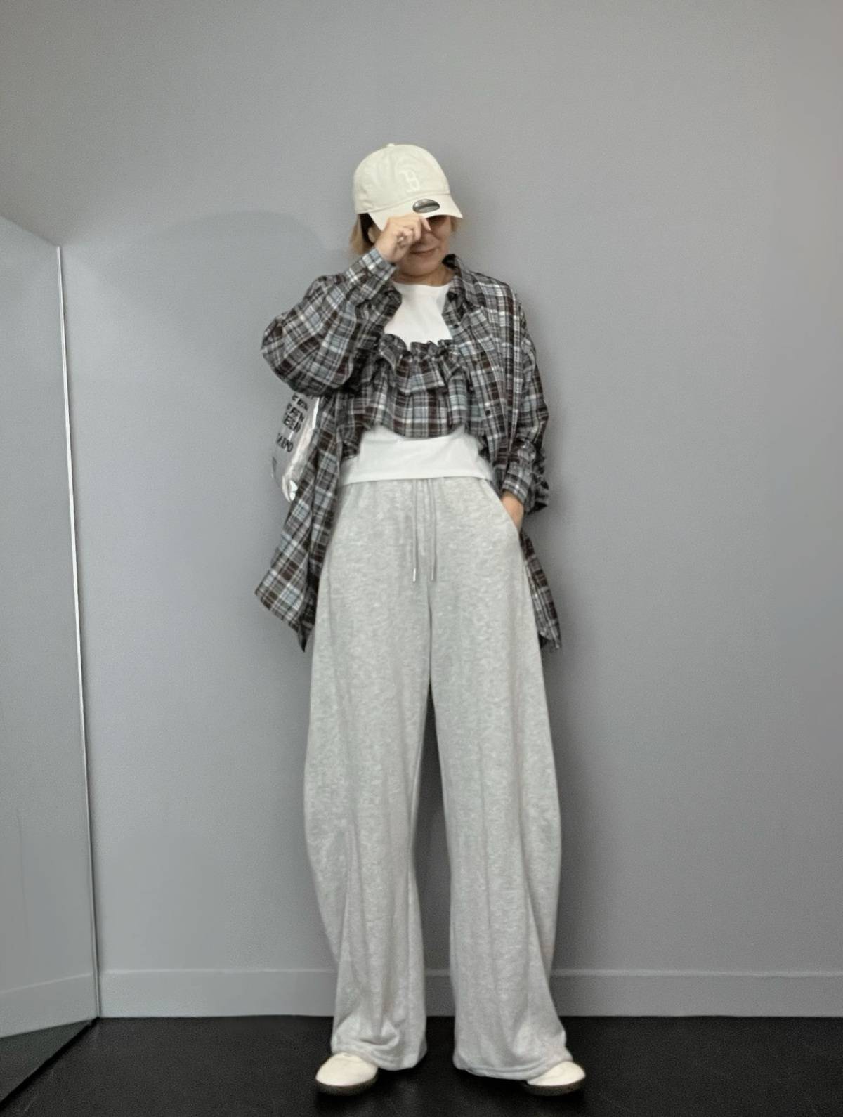チェック柄のセットアップ×スウェットパンツ