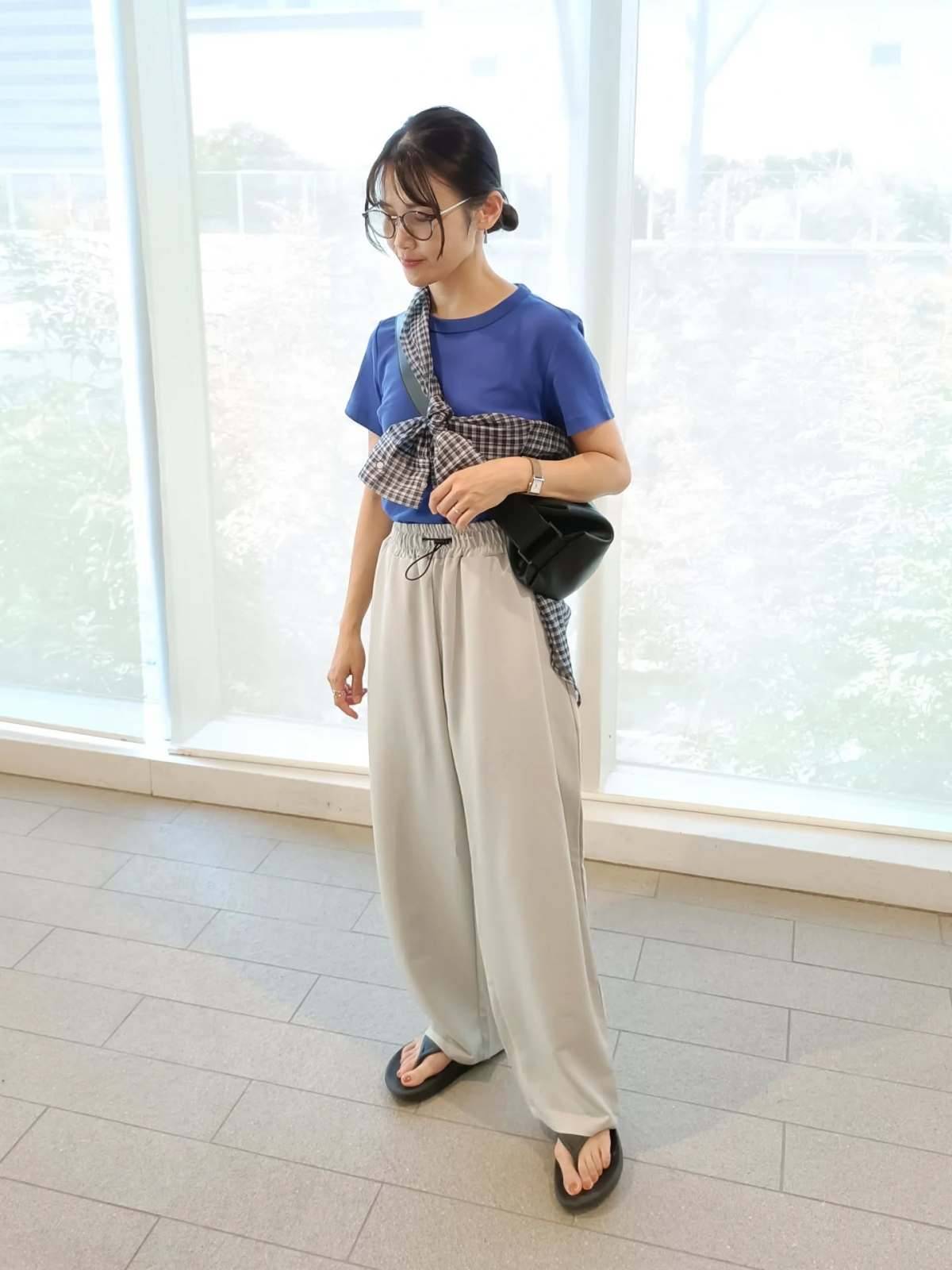 チェック柄シャツをたすき掛けする！
