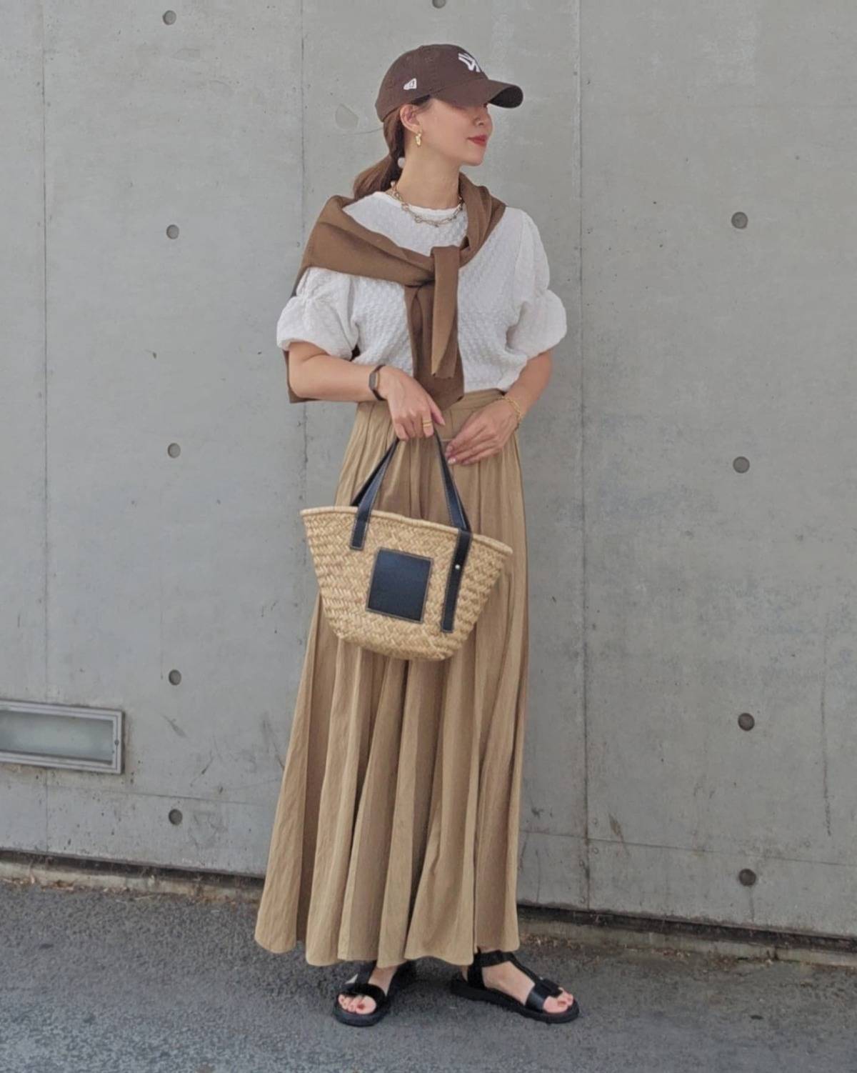 白×ベージュの淡色コーデ