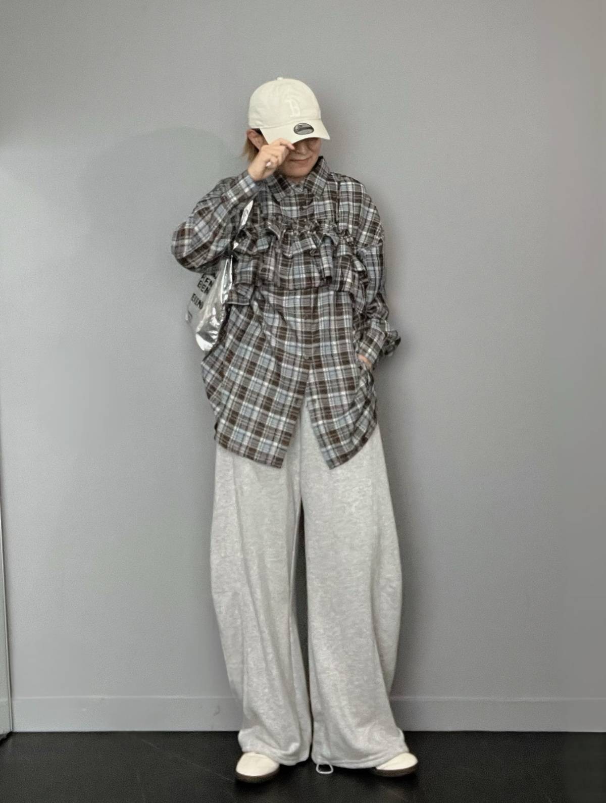 チェック柄シャツ×スウェットパンツ