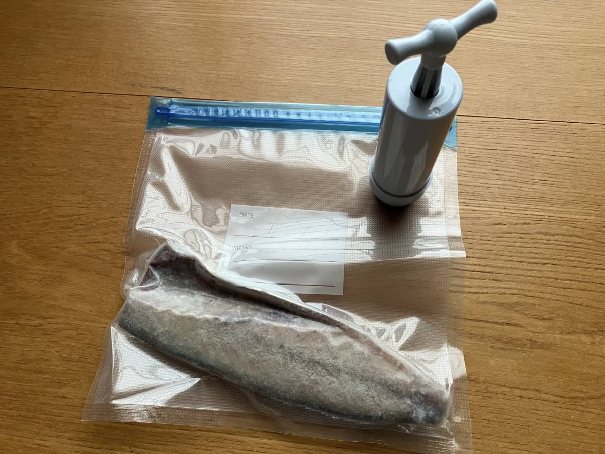 セリア：食品圧縮袋用手動ポンプ