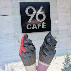 【滋賀県】真っ黒でインパクト大！おしゃれなカフェの「黒壁ソフト」