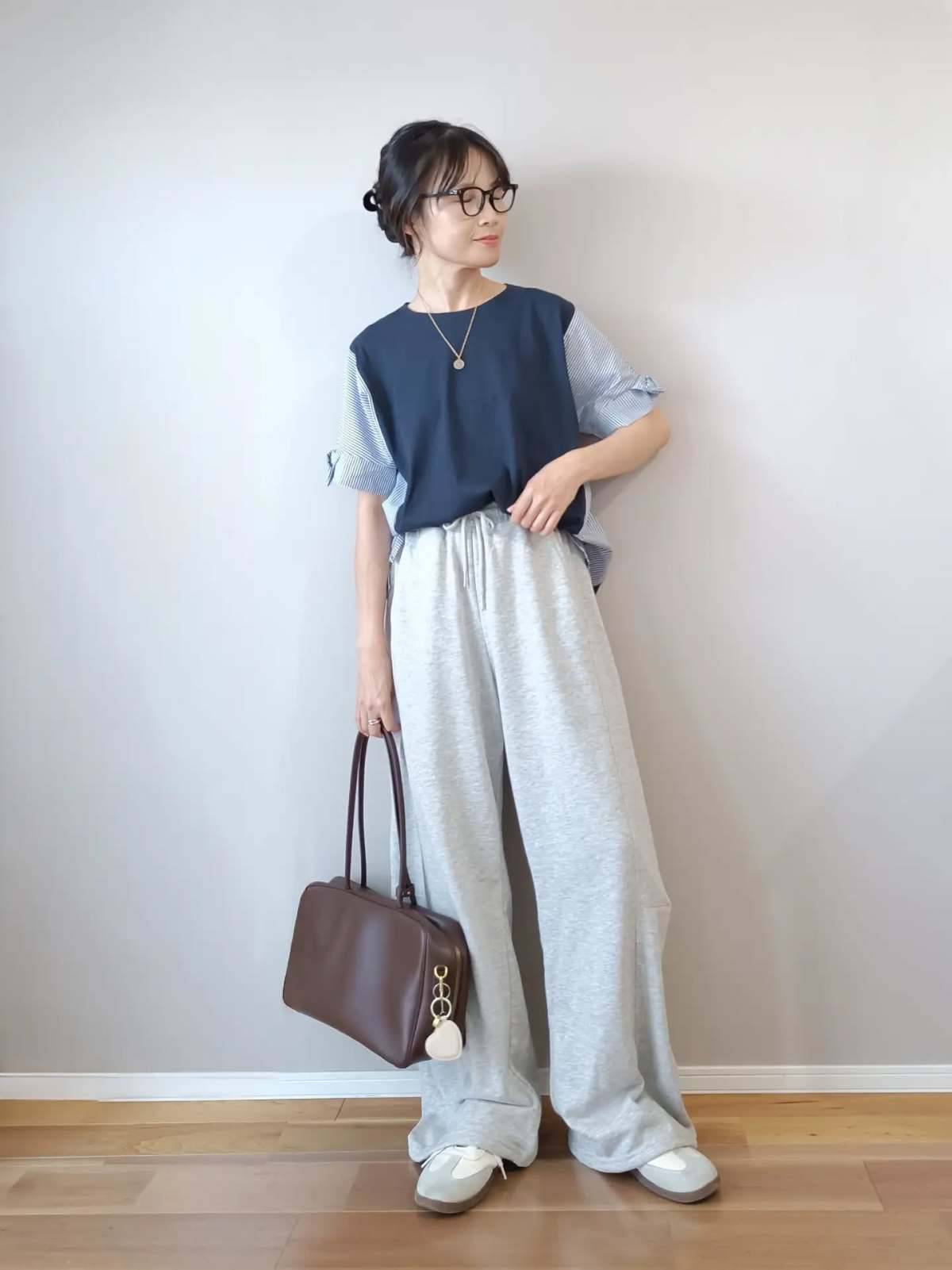 重ね着風トップス×スウェットパンツ