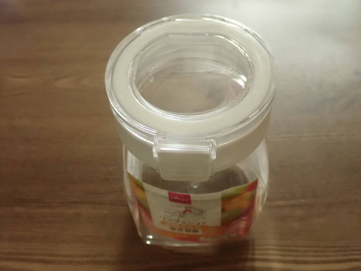 ダイソー：ワンプッシュで開閉できる保存容器(350ML)