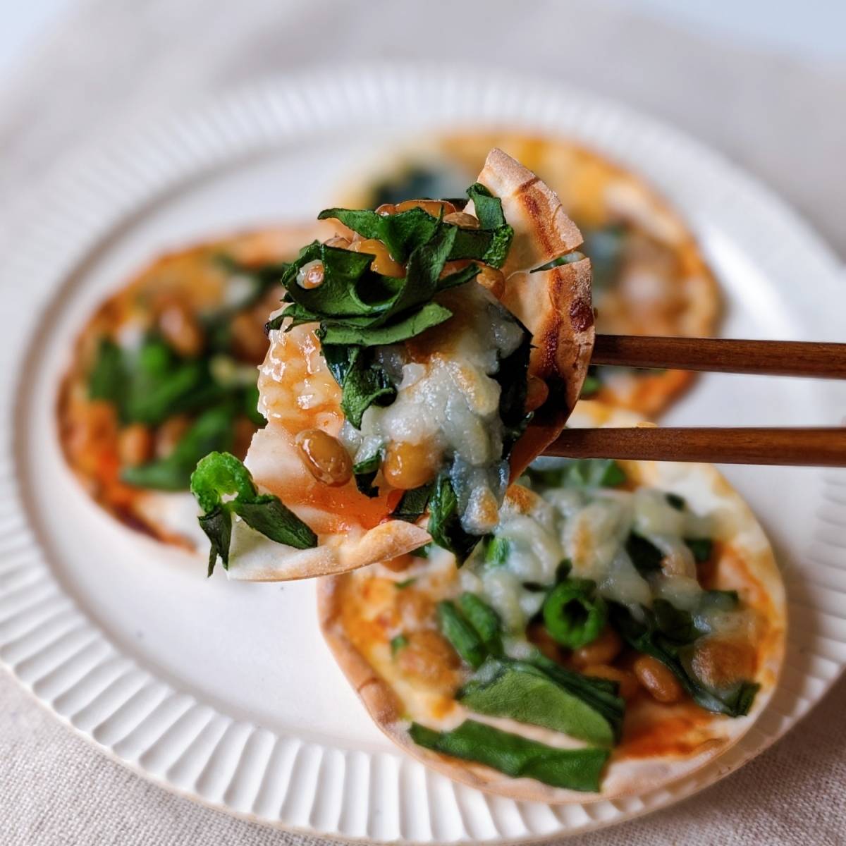 タカノフーズ公式の「一口納豆ピザ」のレシピ