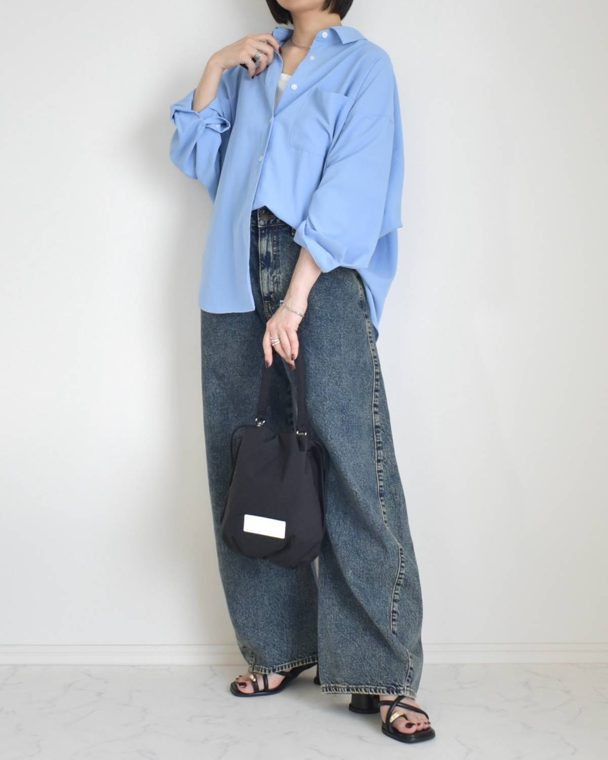 ブルーのシャツ×デニムパンツ