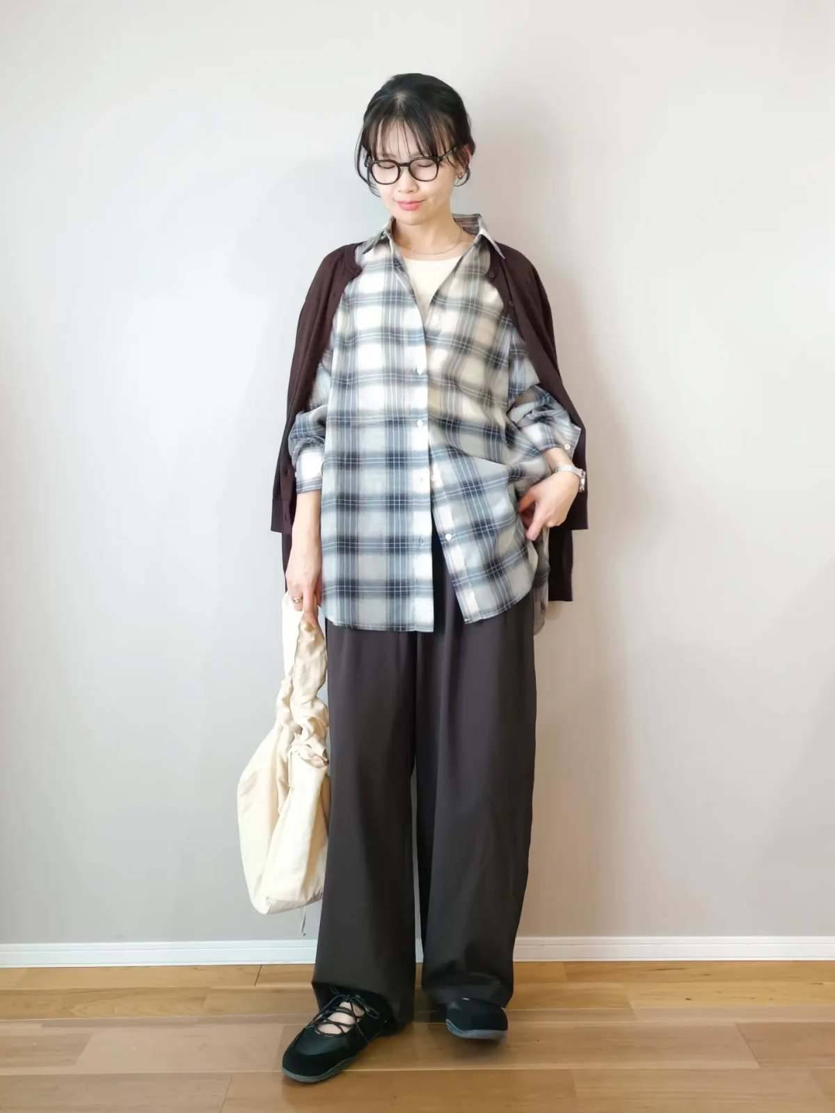 チェック柄シャツ×ブラウンカーディガン