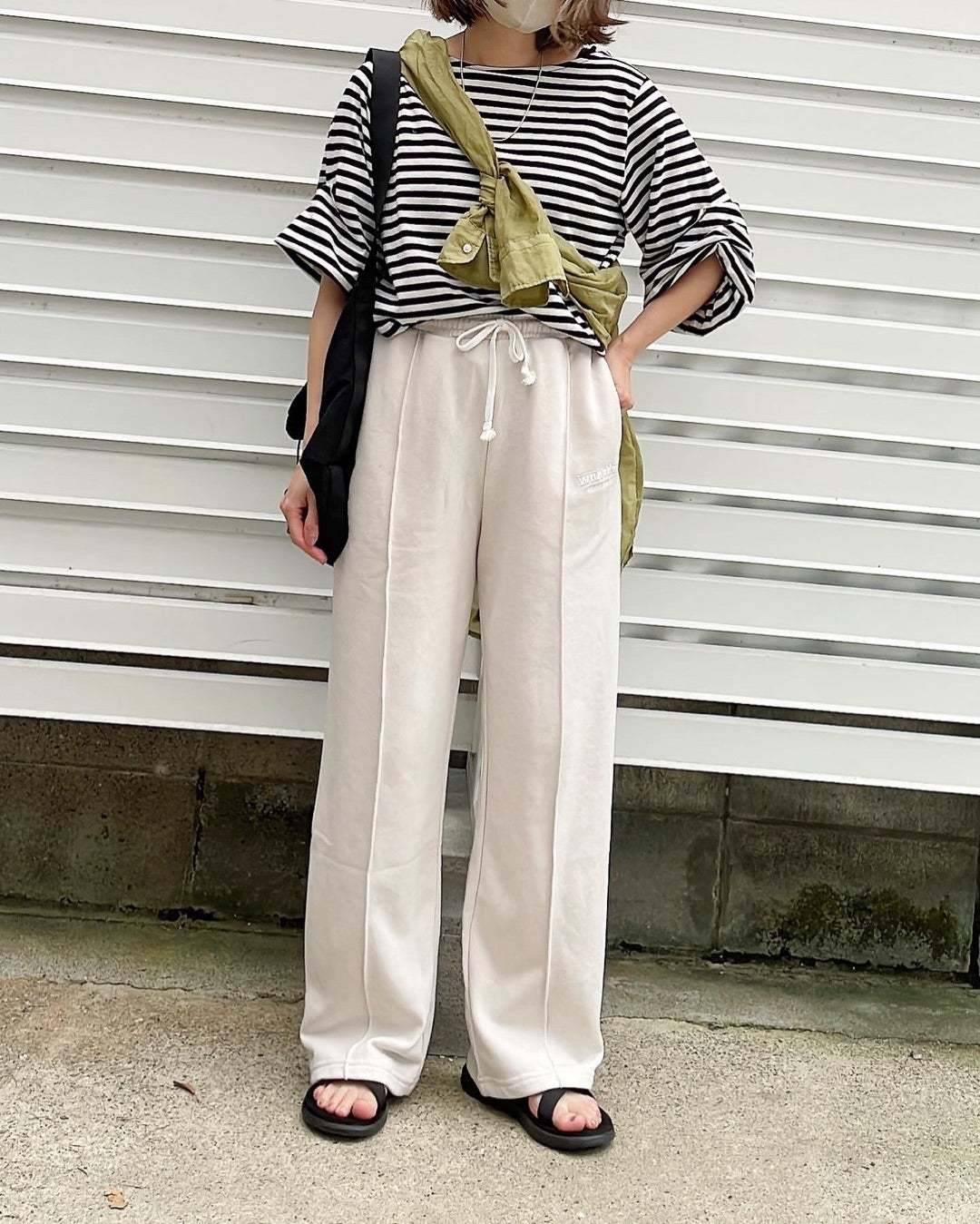 ボーダー柄トップスにカラーシャツをたすき掛けする！