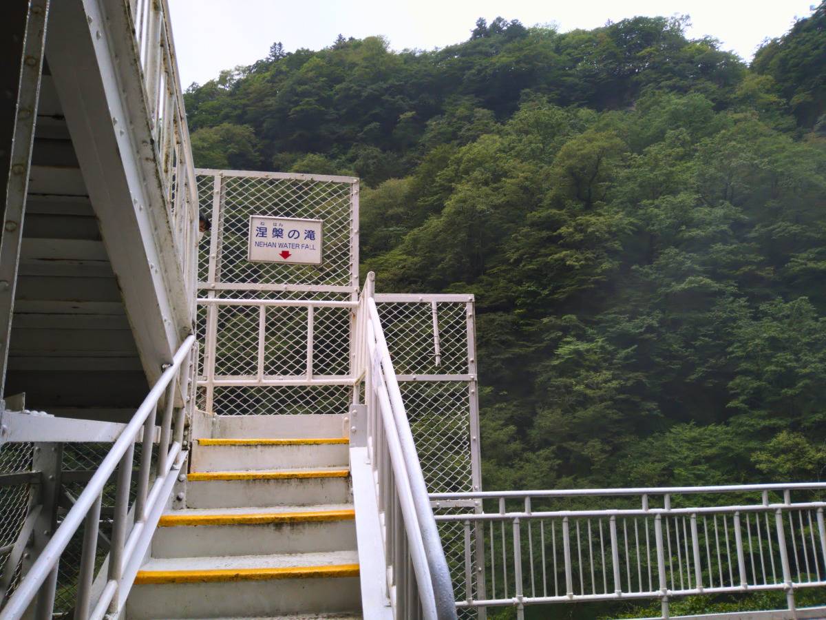 華厳の滝の案内図と階段