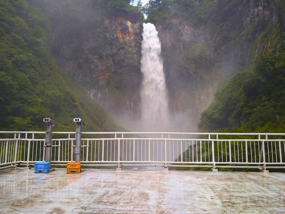 水しぶきで床が濡れた観瀑台