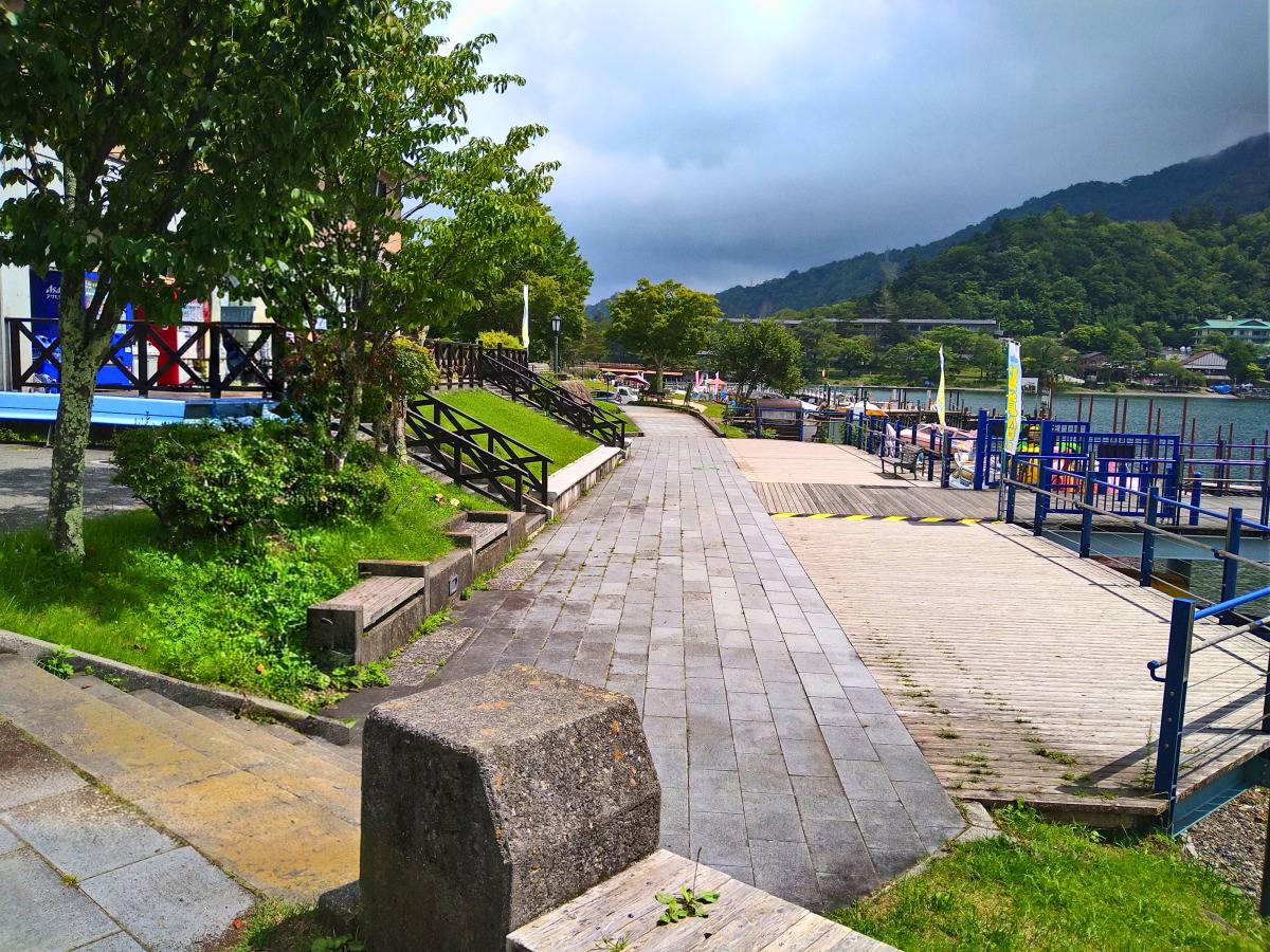 中禅寺湖の湖畔にあるデッキと遊歩道
