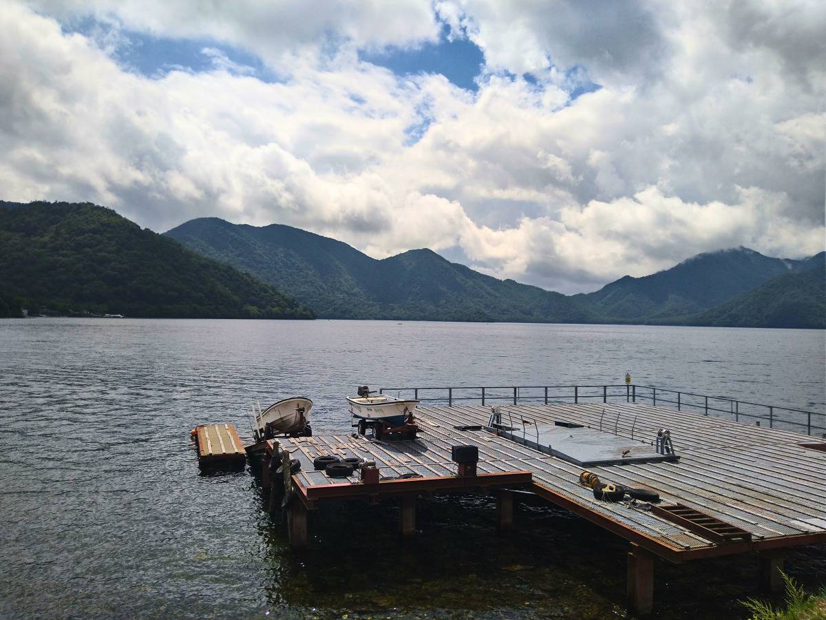 中禅寺湖と空