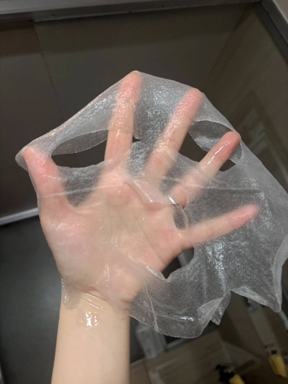 MISSHA ビタシープラス7daysマスクを手で持っているところ