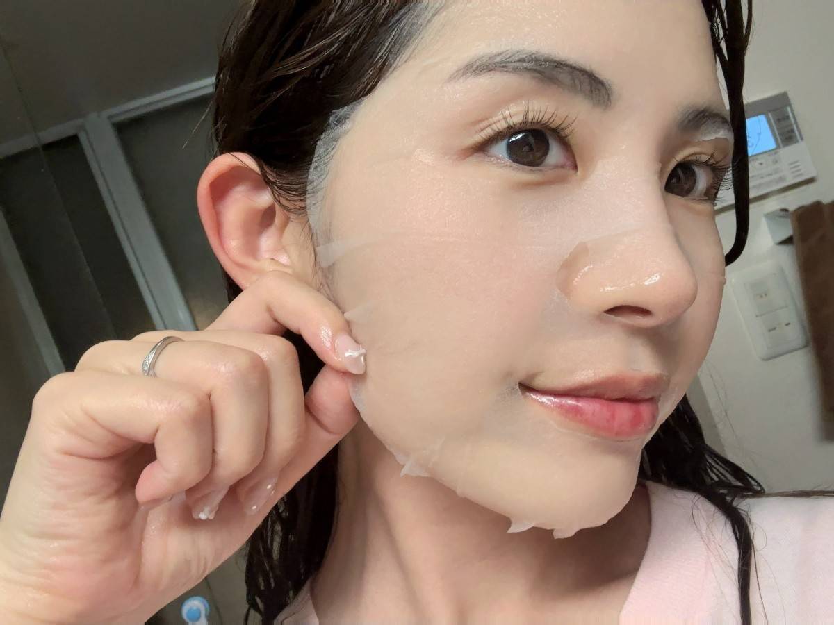 MISSHA ビタシープラス7daysマスクを使っているところ