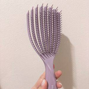 ドライヤーの風が通りやすい！指でとかすように使える「ヘアブラシ」