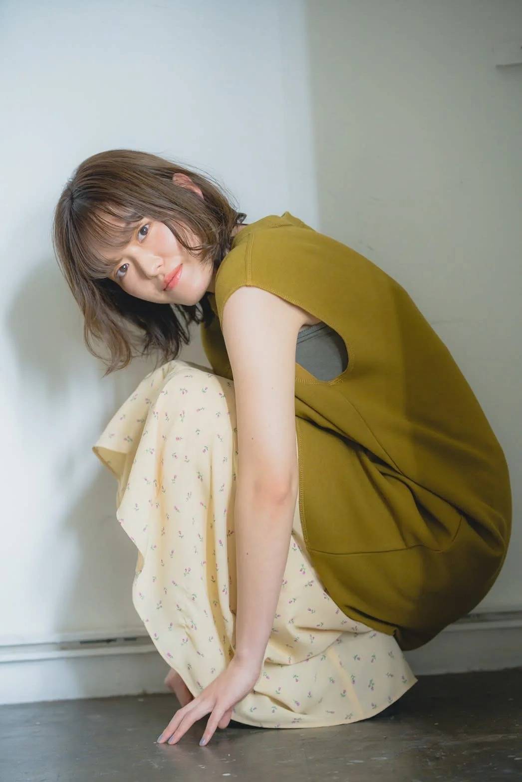 オリーブベージュ