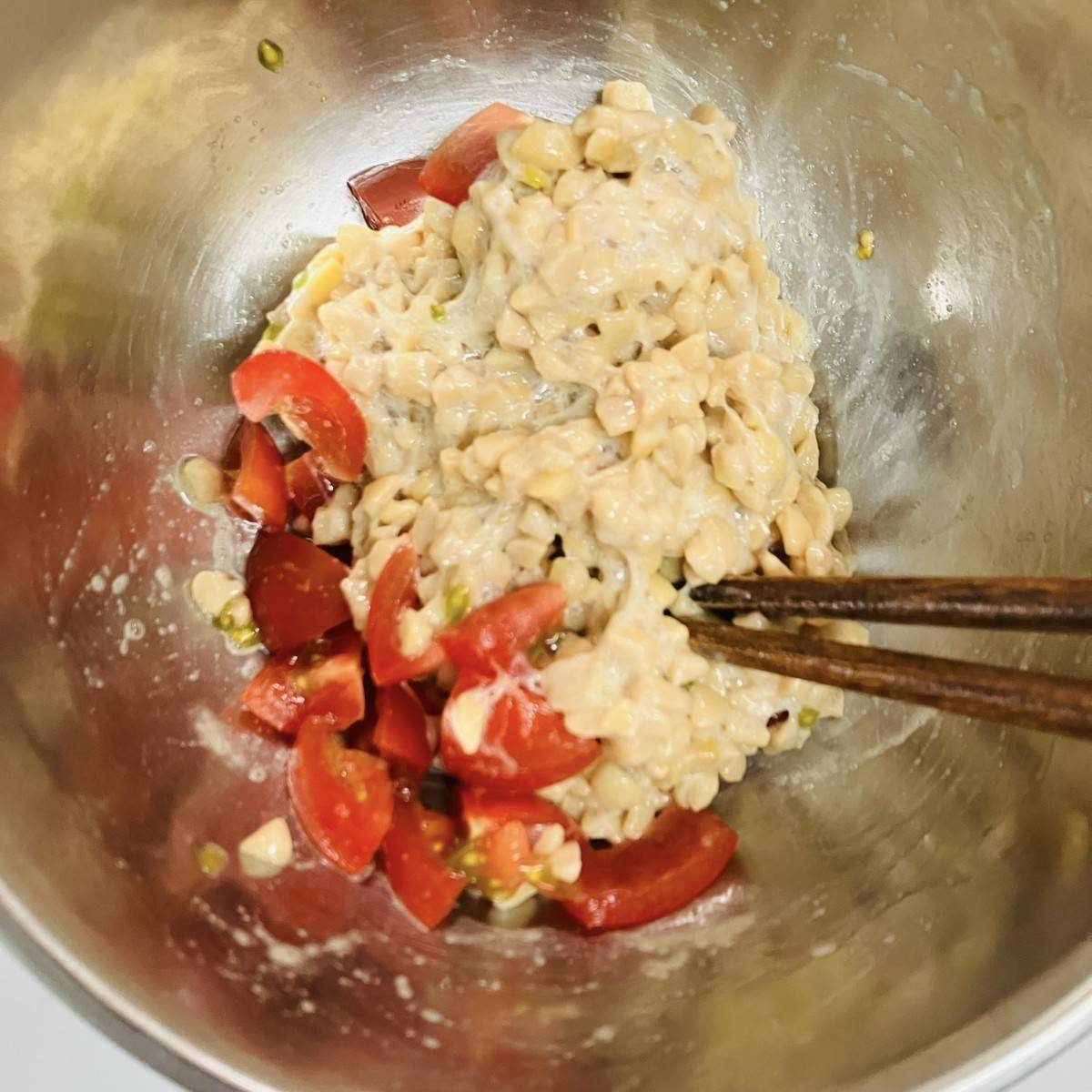 JAグループ公式の「夏野菜の冷とろ納豆乳焼き味噌うどん」のレシピ