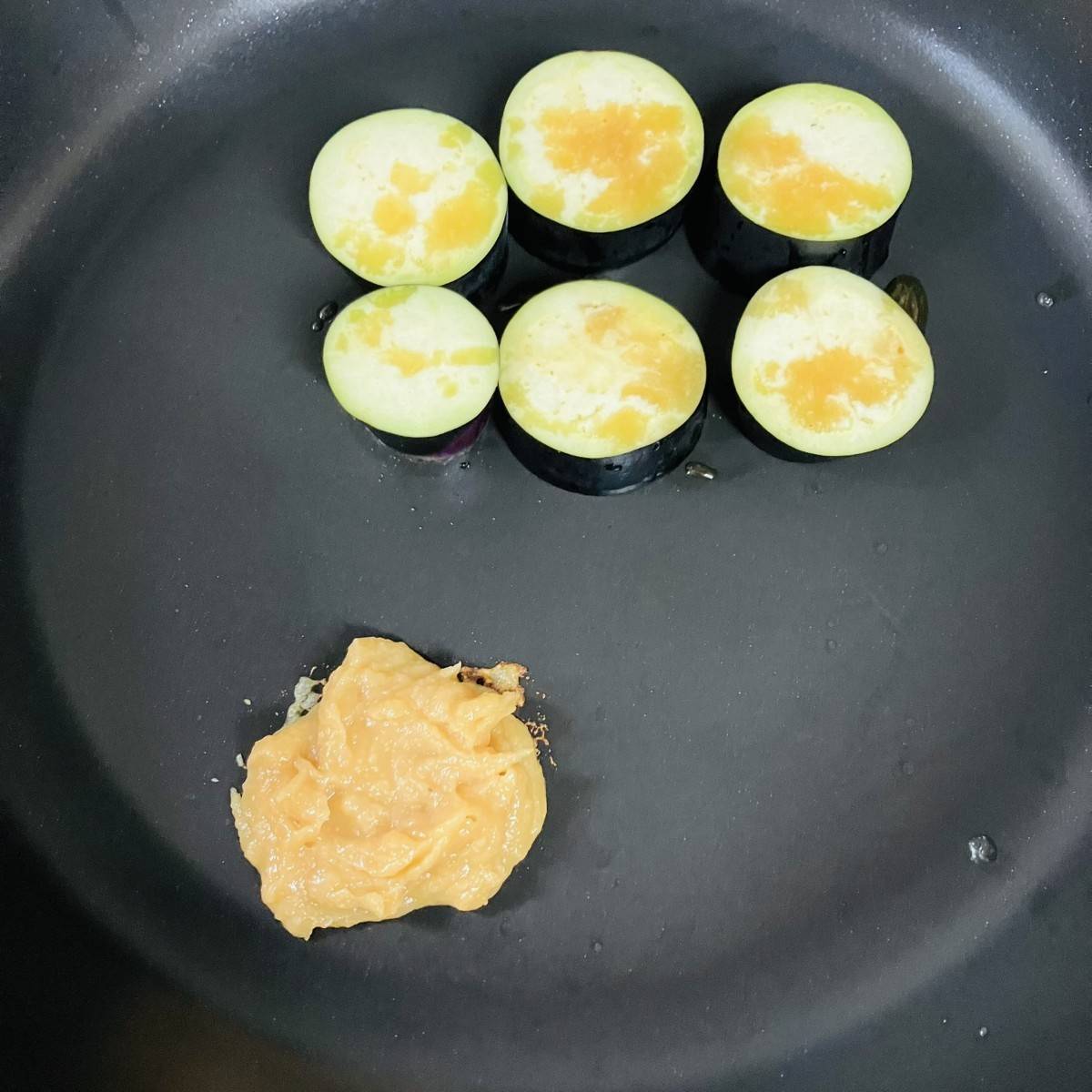 JAグループ公式の「夏野菜の冷とろ納豆乳焼き味噌うどん」のレシピ