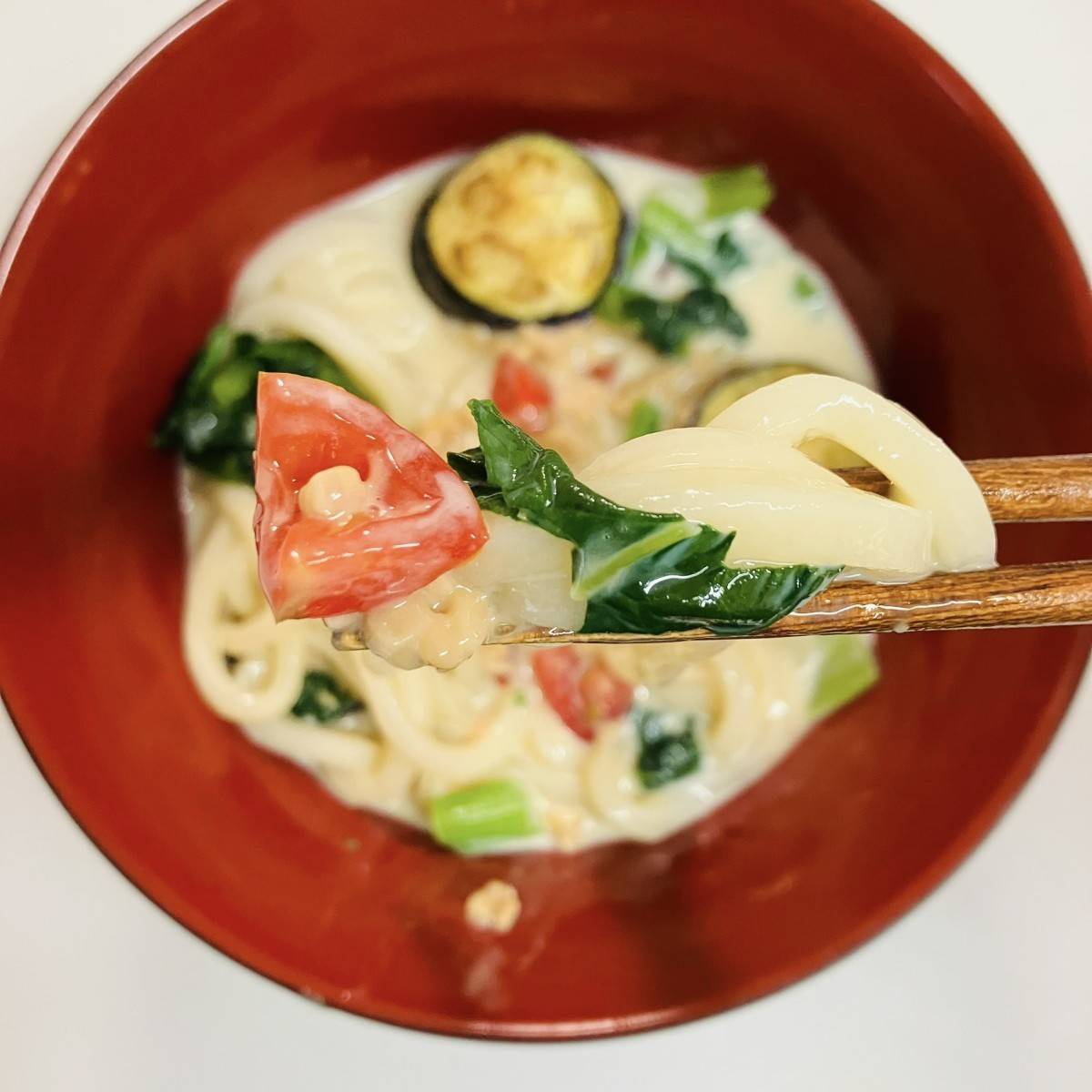 JAグループ公式の「夏野菜の冷とろ納豆乳焼き味噌うどん」のレシピ