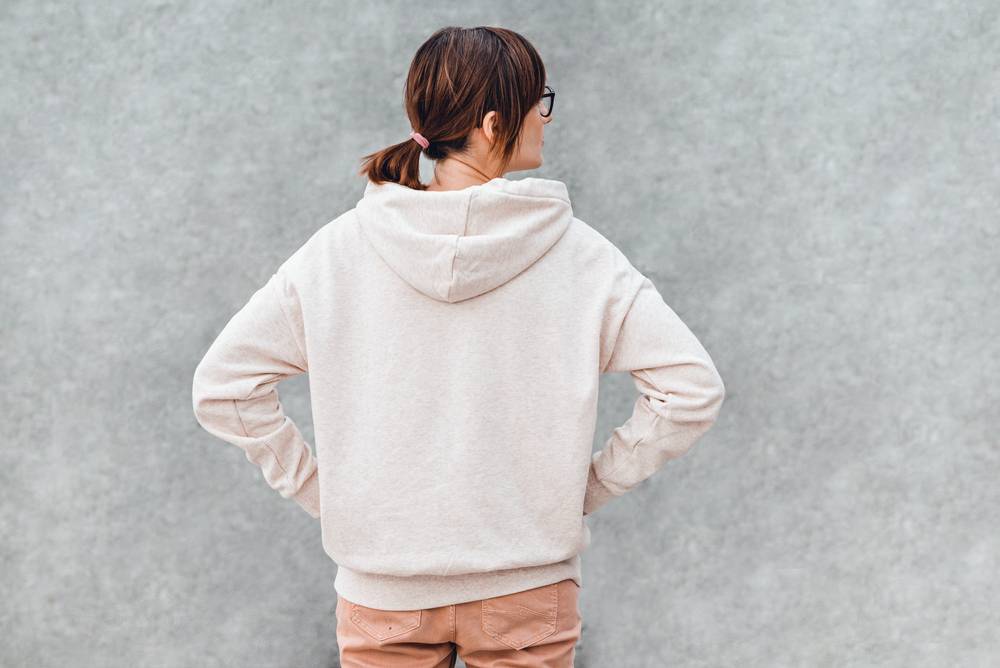 白パーカーを着た女性