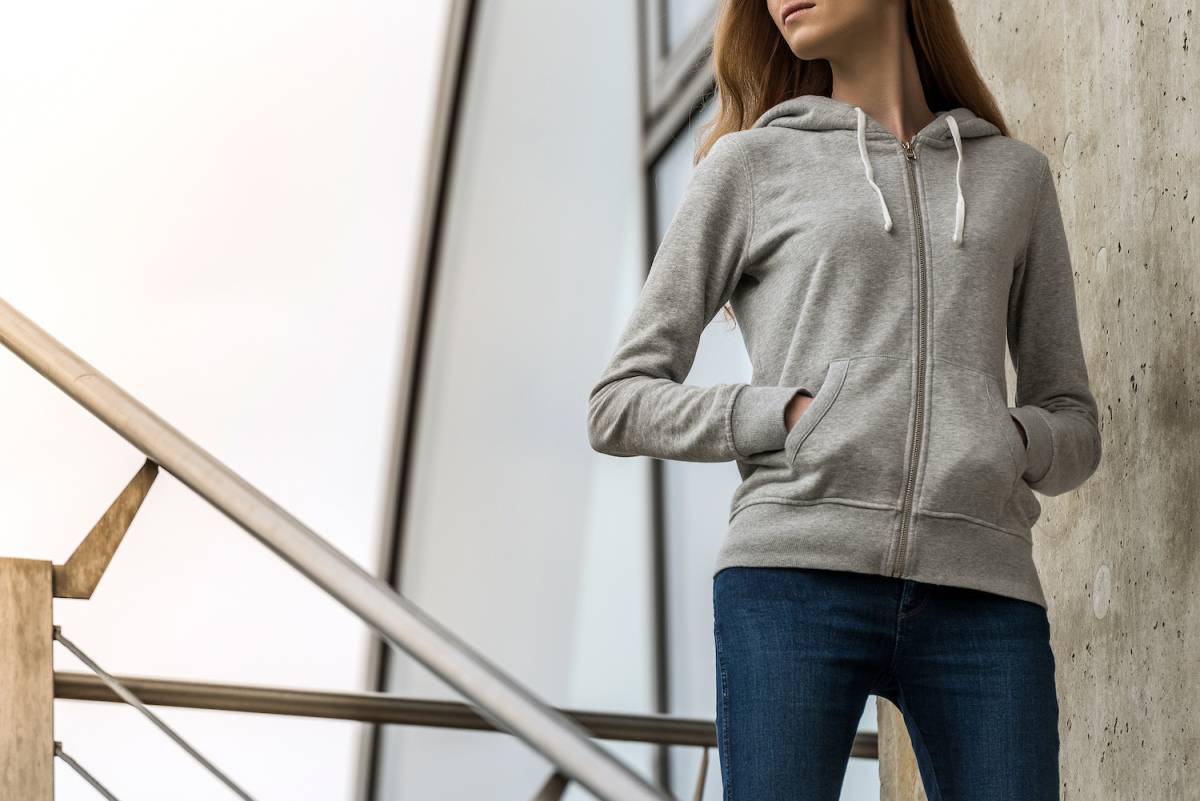 グレーのパーカーを着たカジュアルコーデの女性