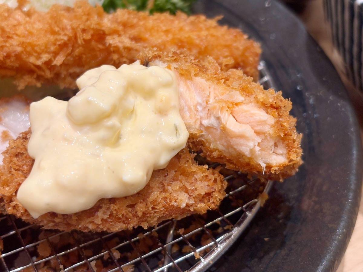 とんかつ神楽坂さくらの「秋鮭ミックスフライ定食」