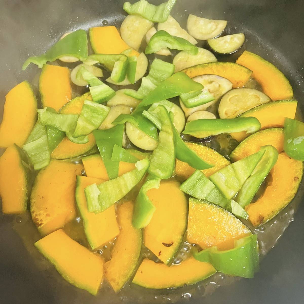 JAグループ公式の「シンプル彩り野菜の蒸し炒め」のレシピ