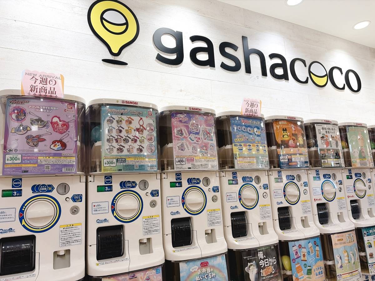 ショッピングモールのガチャガチャコーナー