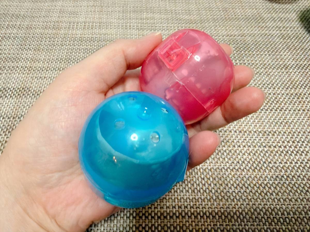 出てきたのは青色と赤色のカプセル