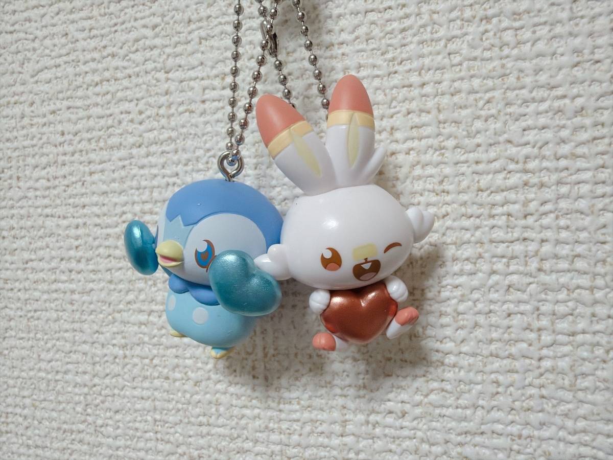 キラキラハートを抱えるポッチャマとヒバニー