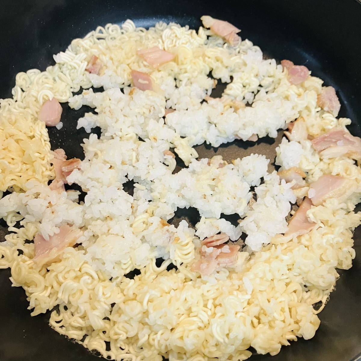 サッポロ一番公式の「サッポロ一番 塩カルボラー飯」のレシピ