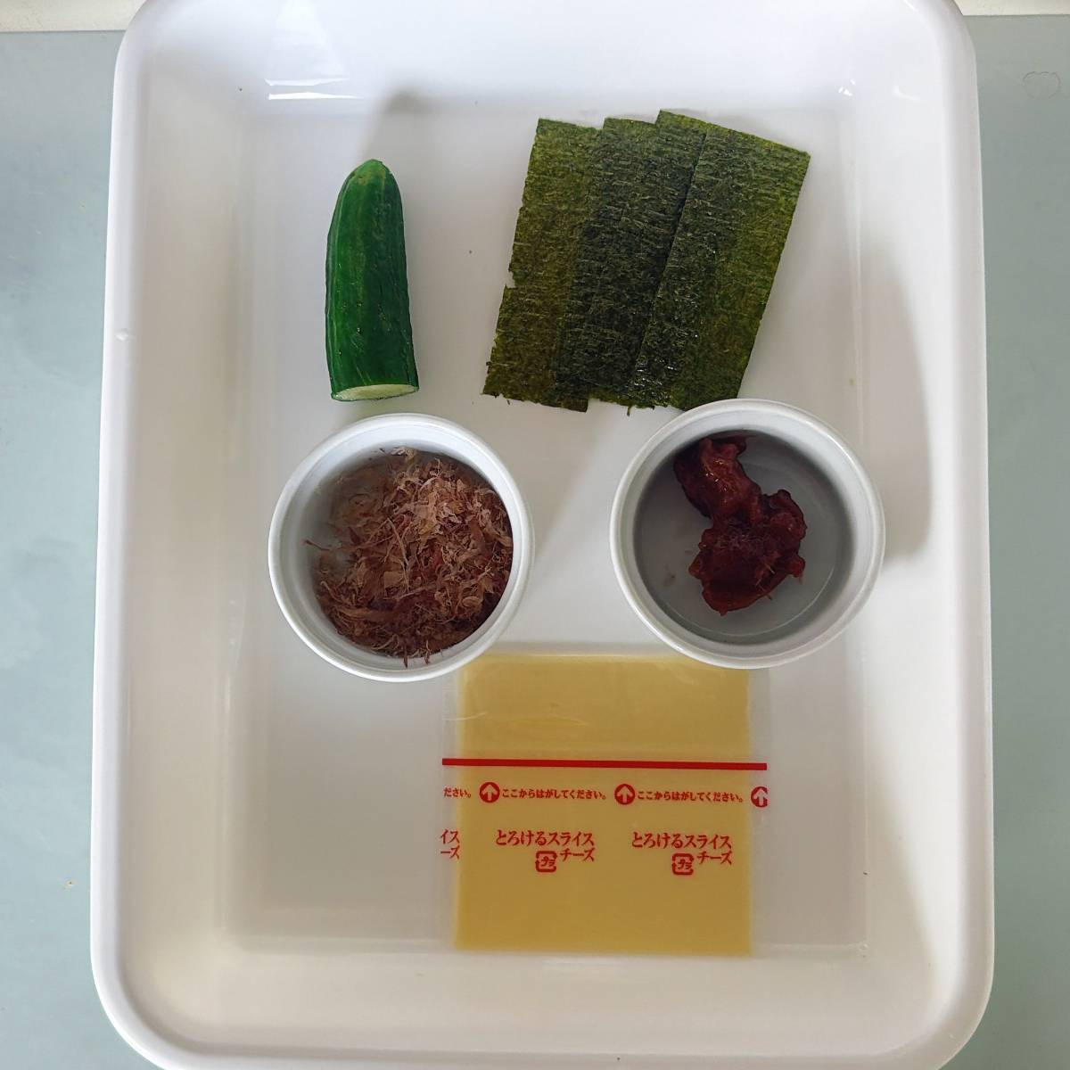 JAグループ公式の「お弁当に！きゅうりのおかか梅チーズのり巻き♪」のレシピ