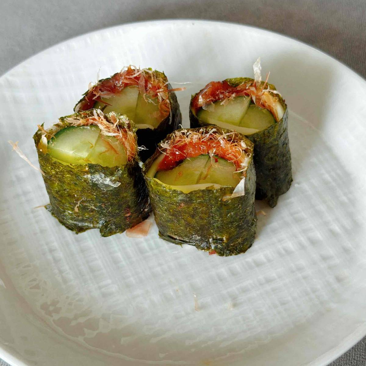 JAグループ公式の「お弁当に！きゅうりのおかか梅チーズのり巻き♪」のレシピ