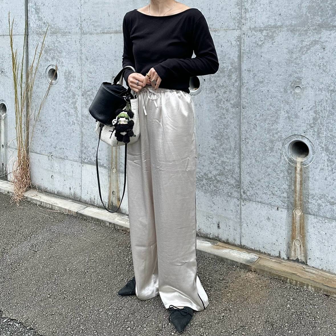 黒カットソー×サテンワイドパンツ