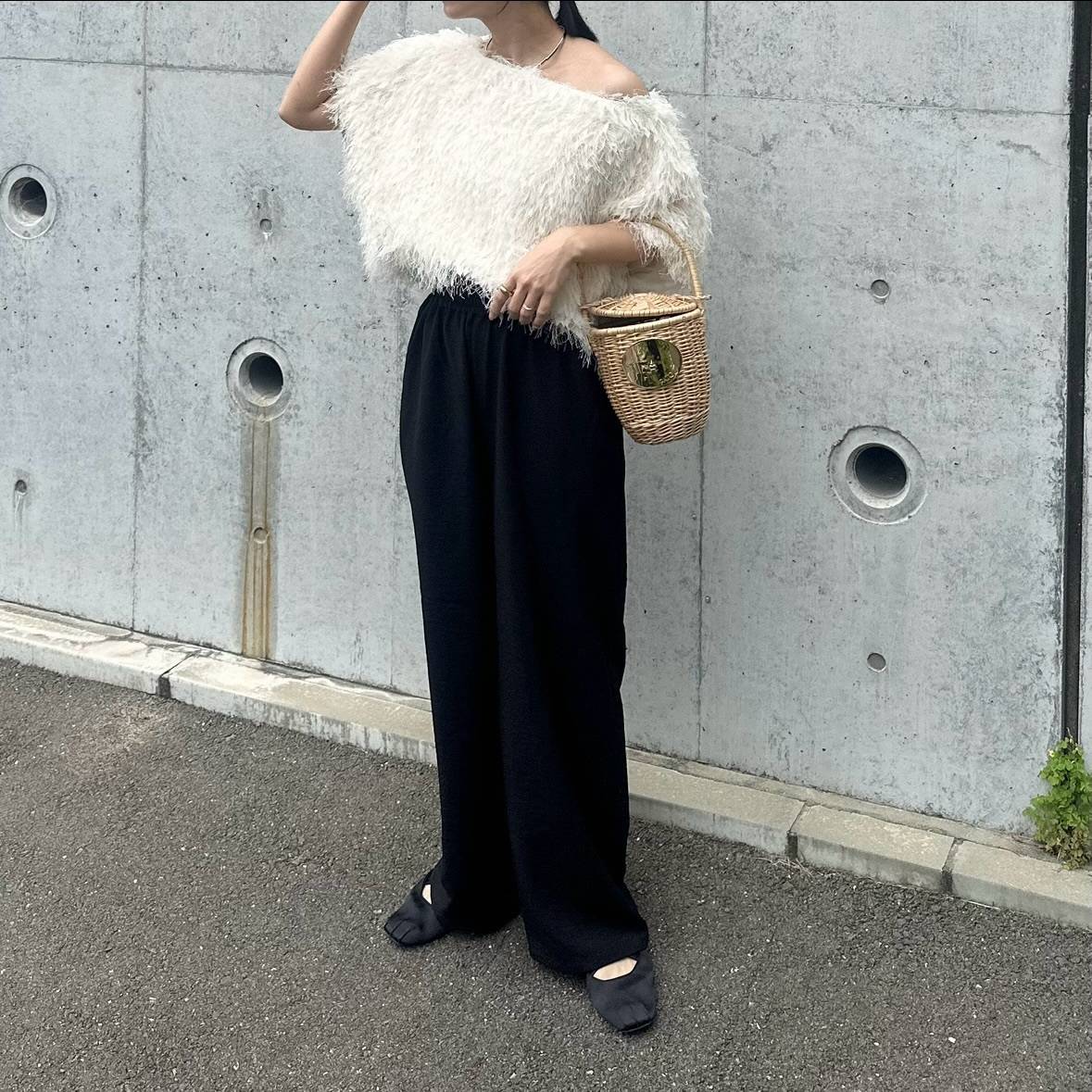 白シャギートップス×黒ワイドパンツ