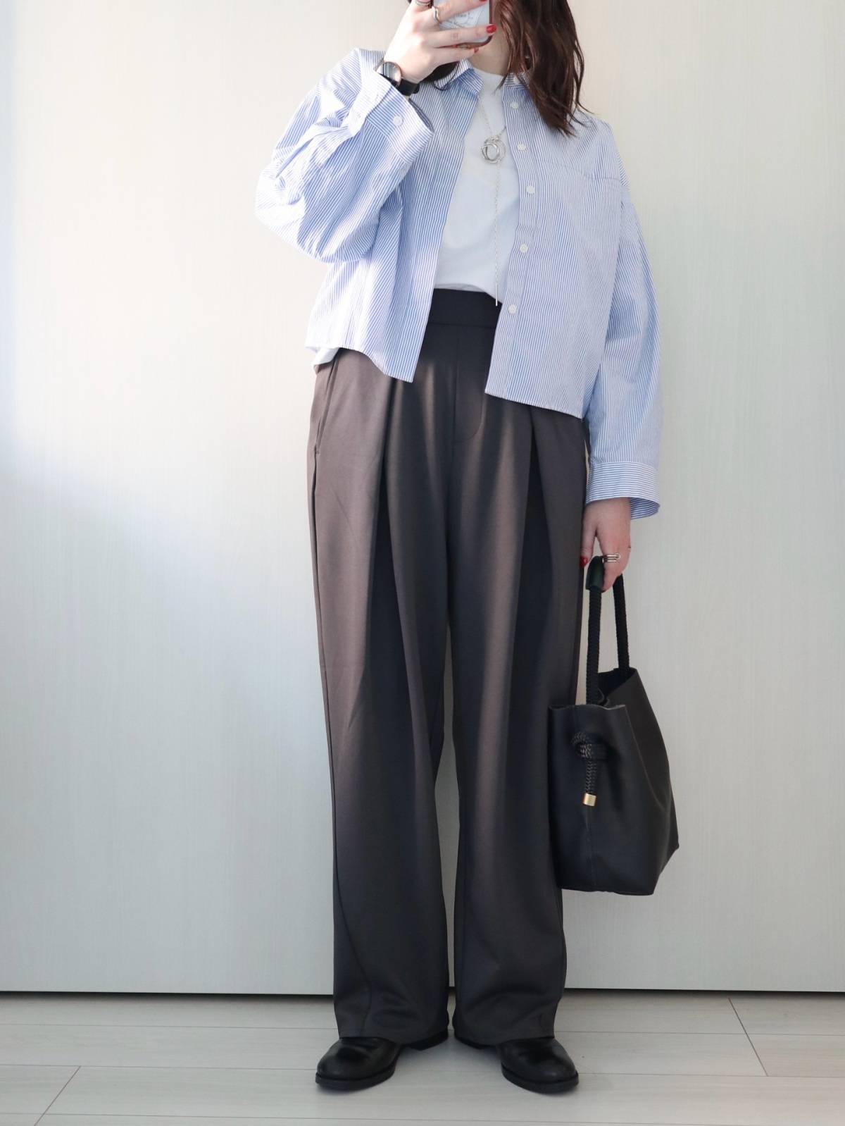 ストライプ柄シャツ×グレーワイドパンツ
