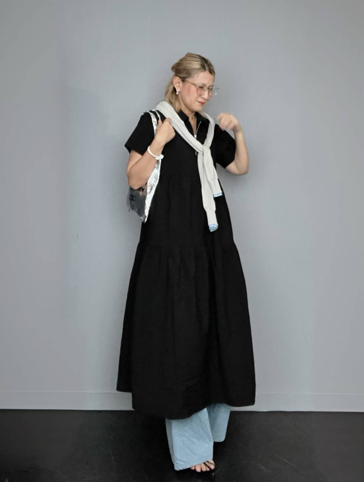 黒ワンピース×デニムパンツ×カーデたすき掛け