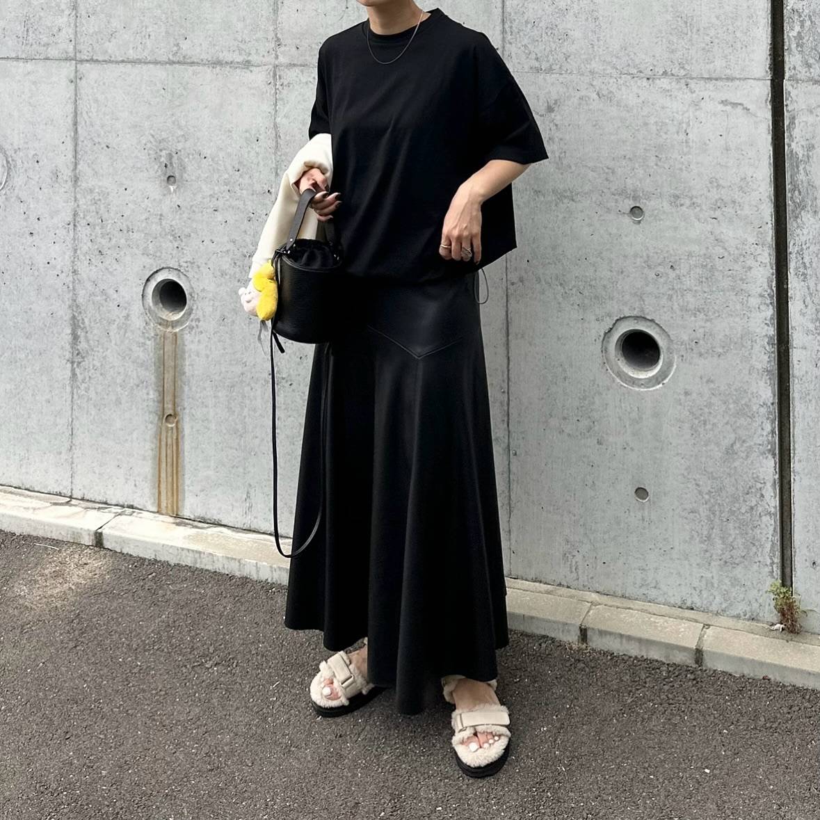 素材感を意識したオールブラックコーデ