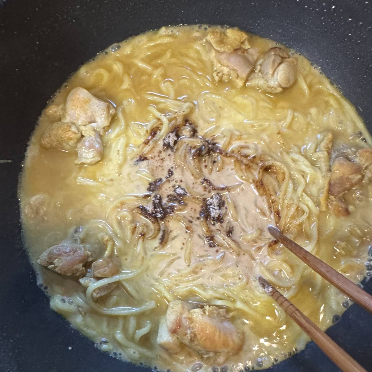 マルちゃん公式の「もちもち麺の【タイ風カオソーイ】」のレシピ