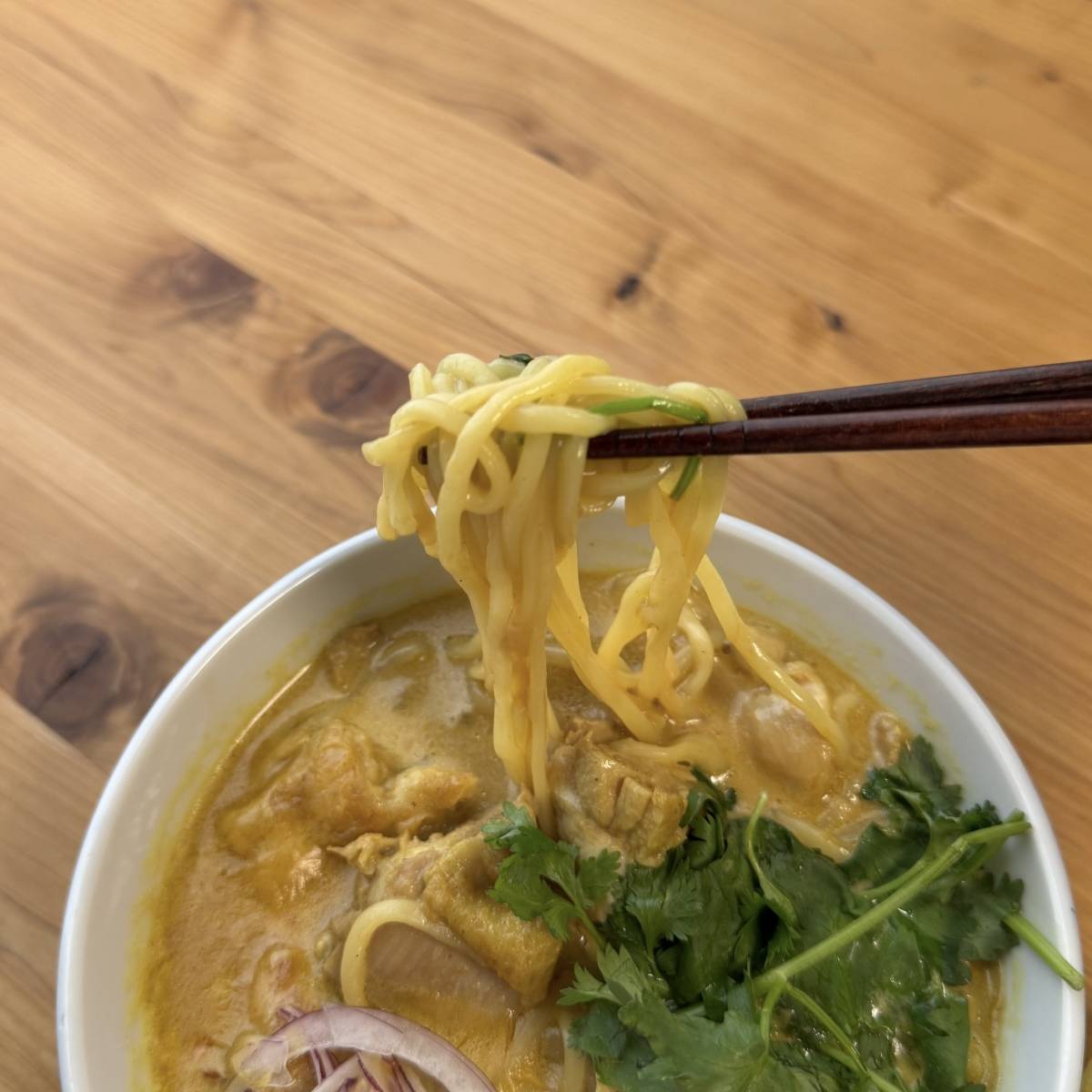 マルちゃん公式の「もちもち麺の【タイ風カオソーイ】」のレシピ