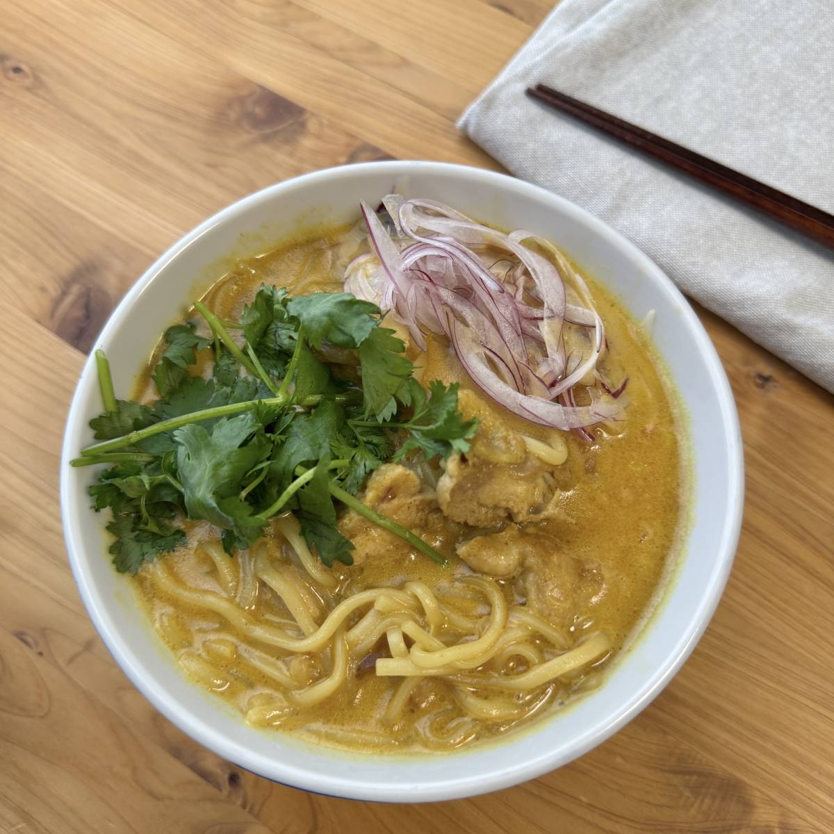 マルちゃん公式の「もちもち麺の【タイ風カオソーイ】」のレシピ