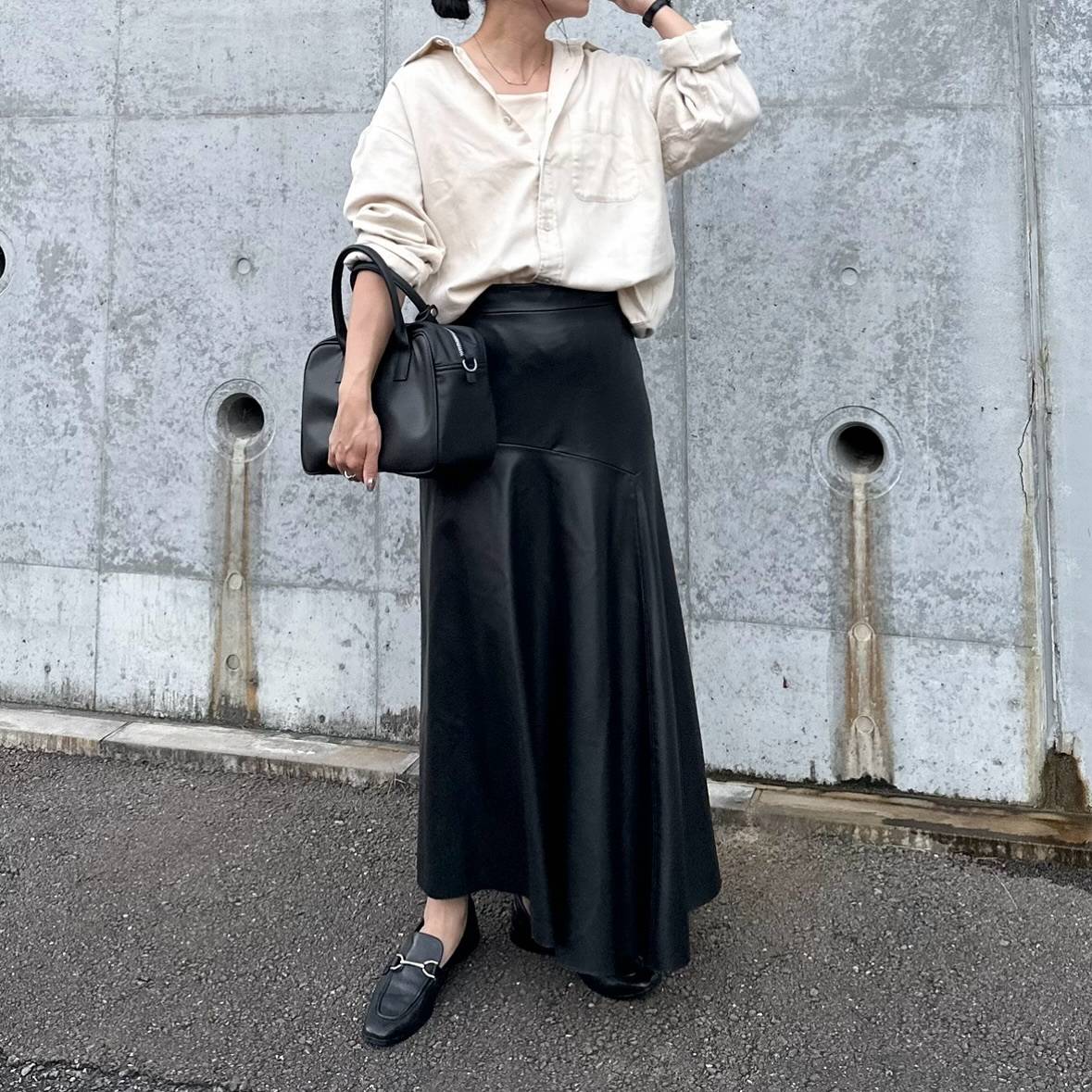 白シャツ×黒レザースカート