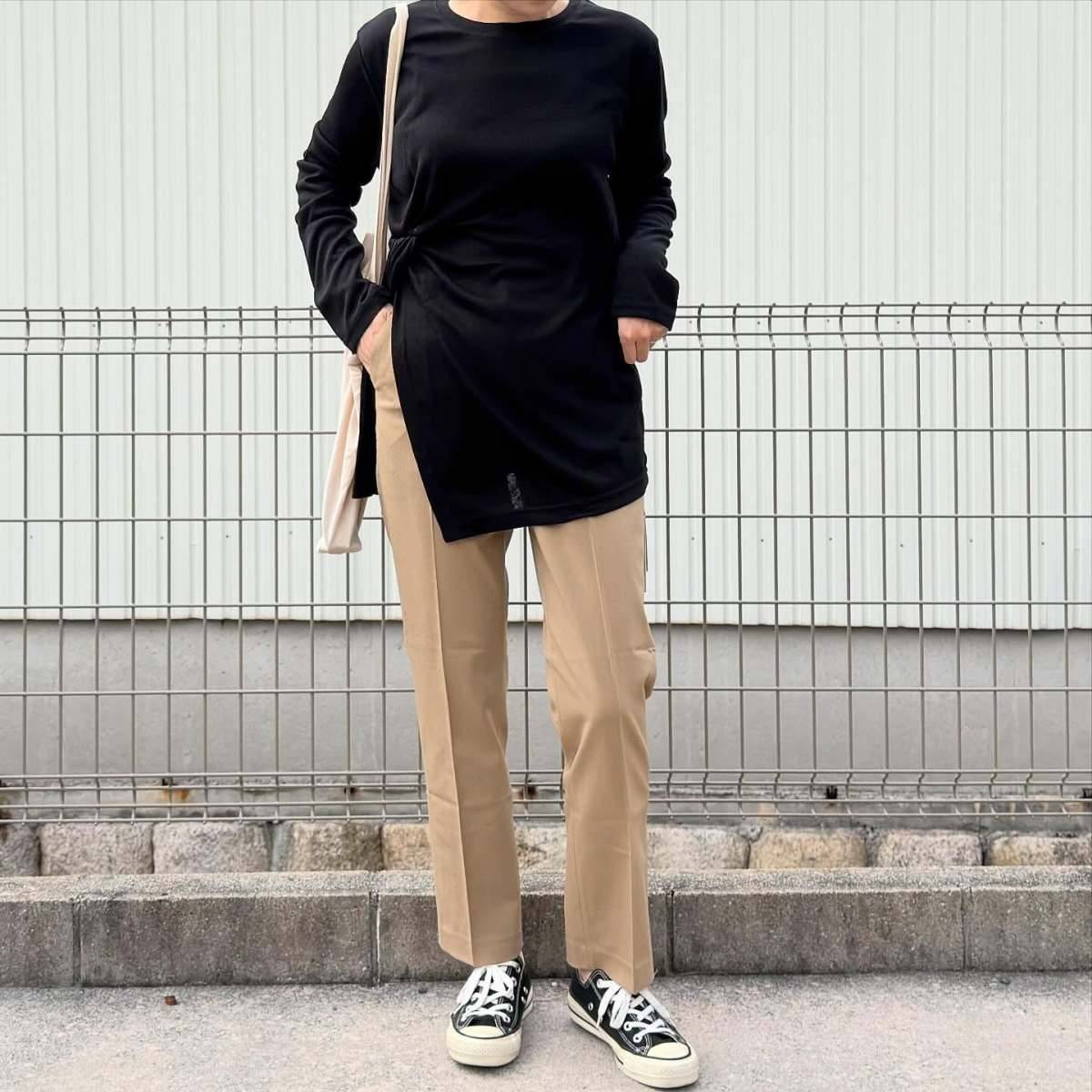 黒変形カットソー×ベージュパンツ