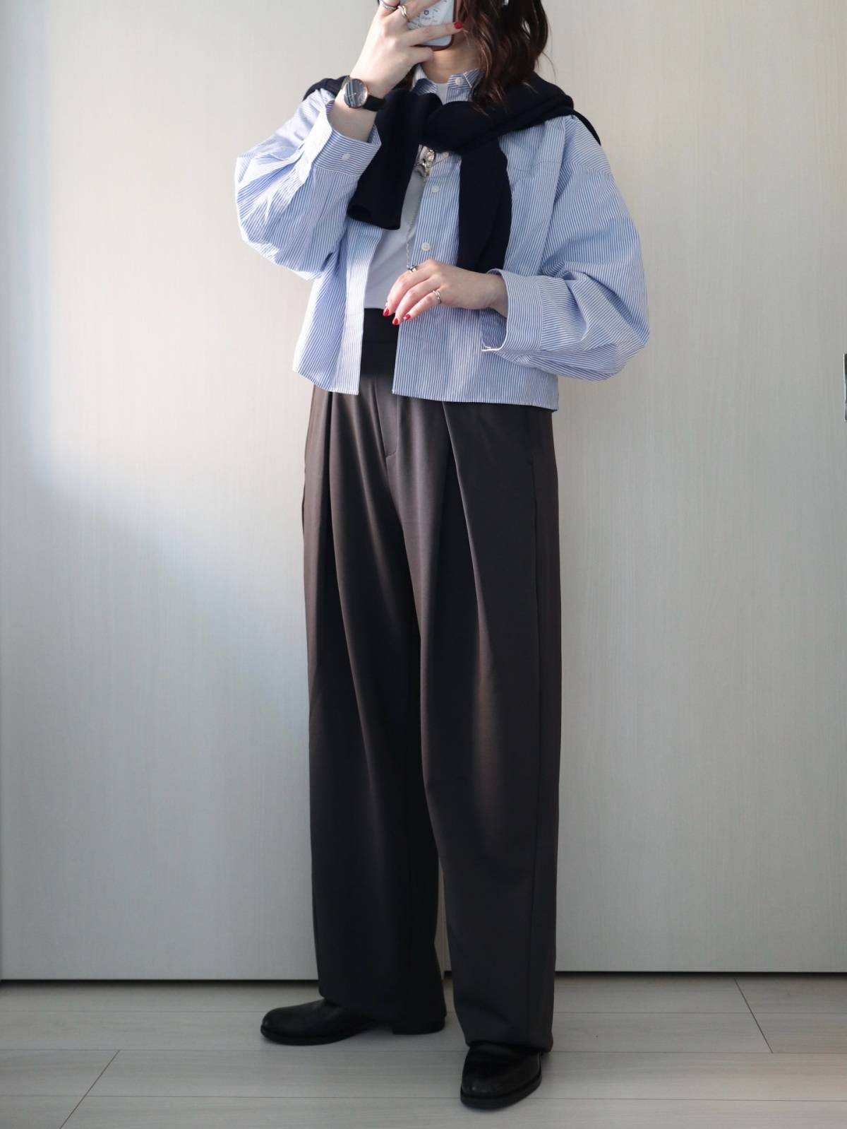 シャツの上に黒カーディガンを肩掛けする♪