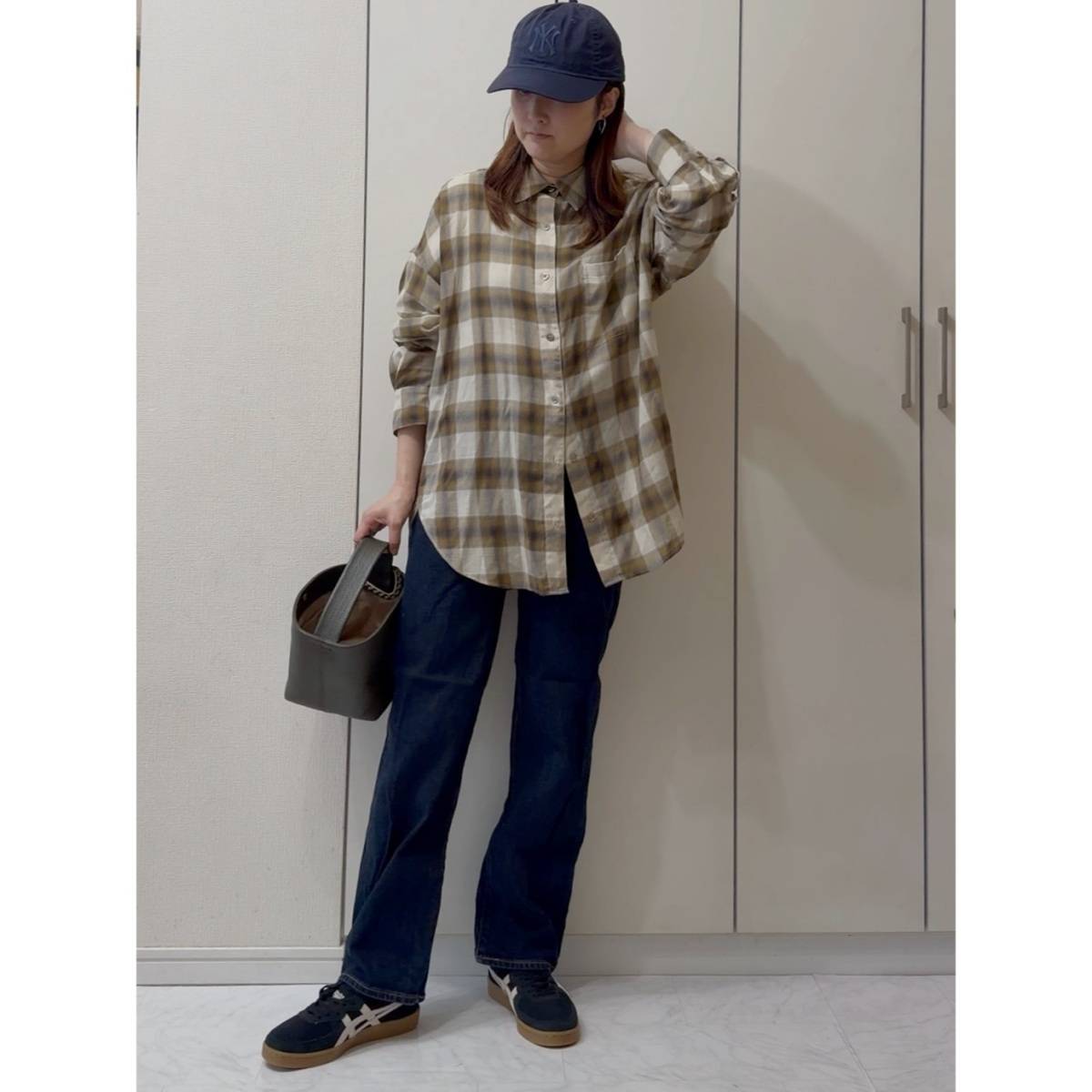 ブラウンチェックシャツ×デニムパンツ